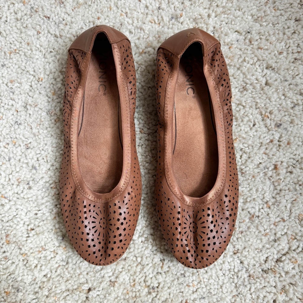 Vionic Robyn perforated ballet flats, Size 8W